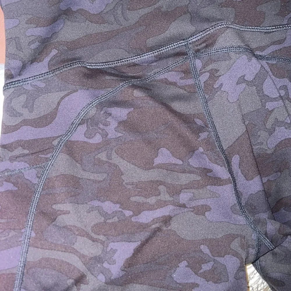 EUC Dark Camo Capri Yoga Leggings with Two Side Pockets and Interior Back Pocket